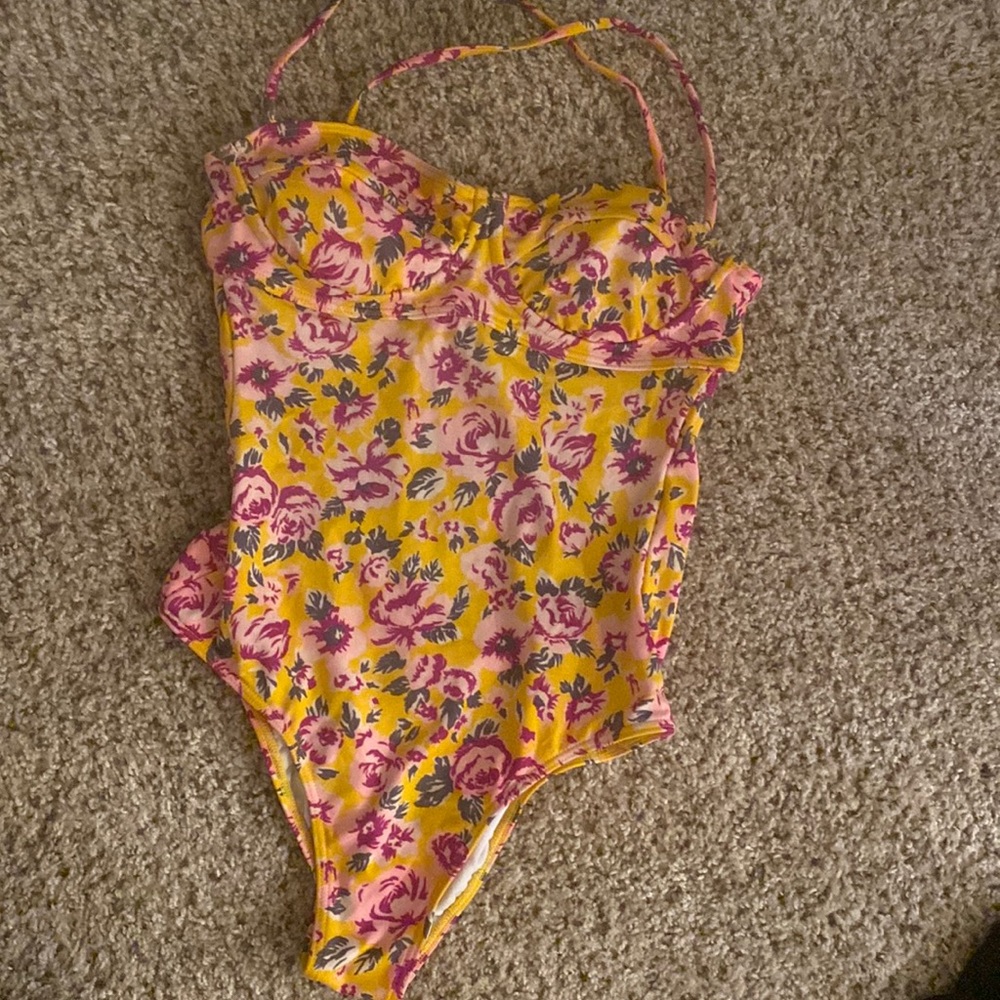 Very cute billabong swimsuit, size medium. Has an open back